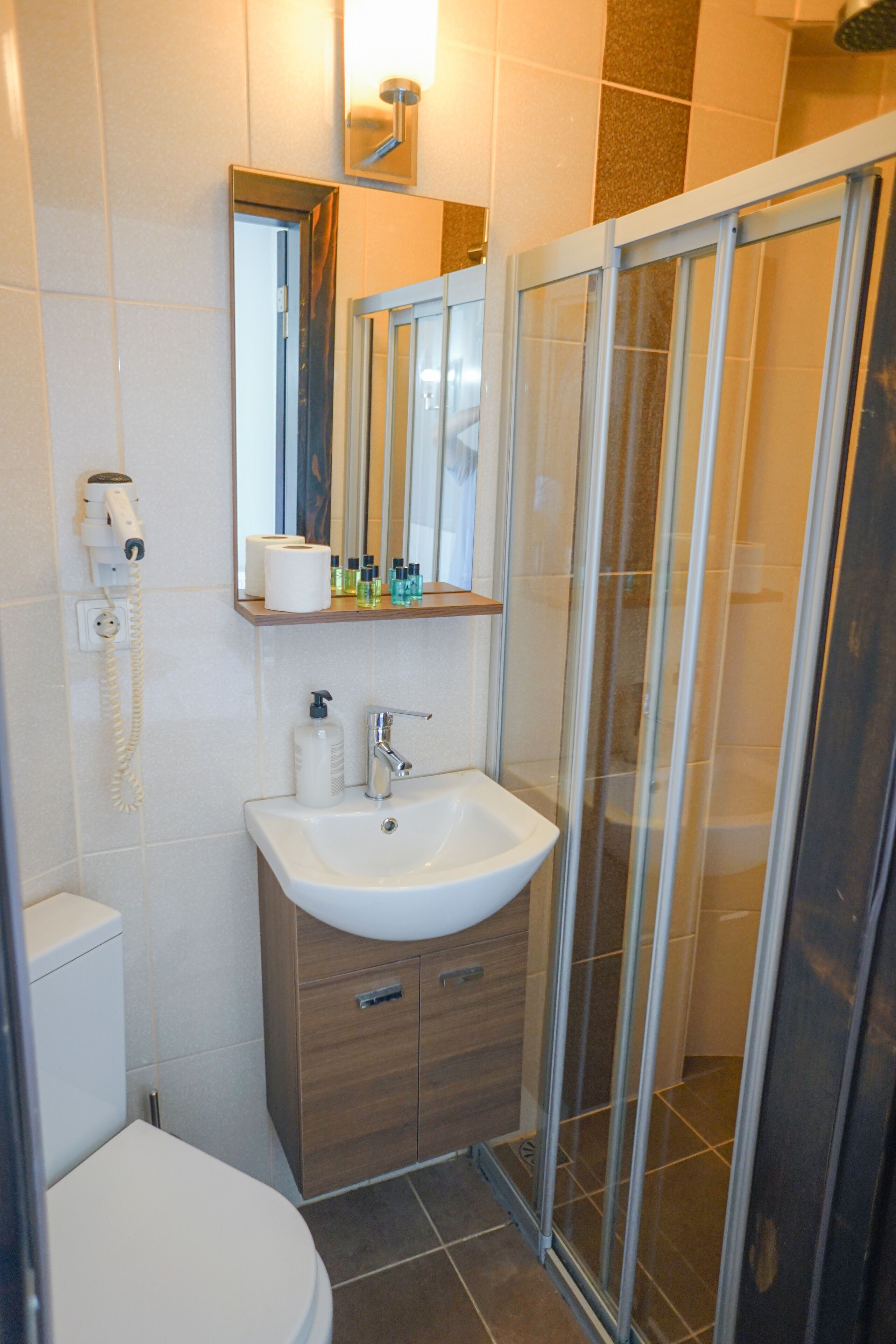 standart deniz manzarali oda | bathroom | shower, rainfall showerhead, free toiletries, hair dryer