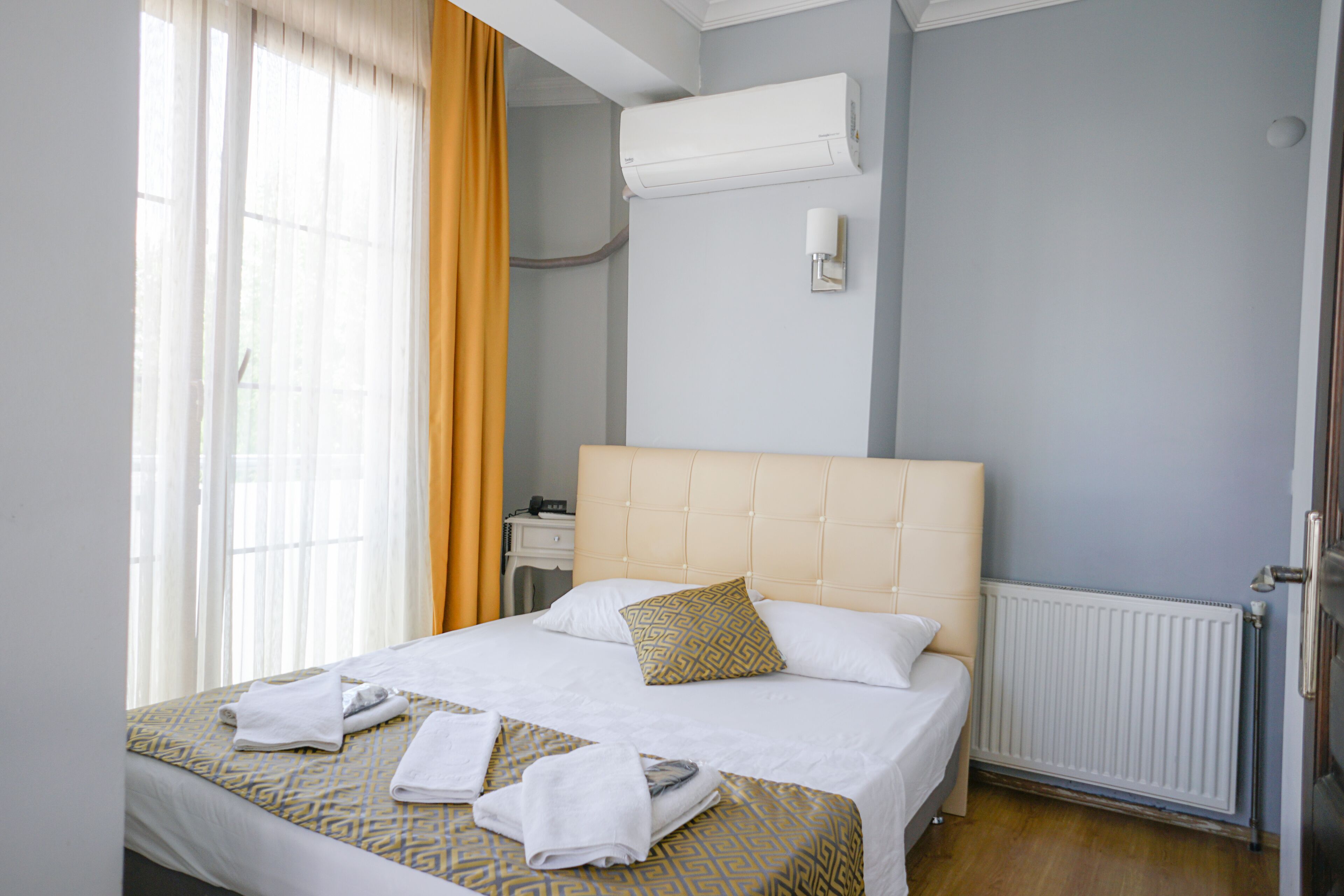 standart meydan manzarali oda | premium bedding, soundproofing, free wifi, bed sheets