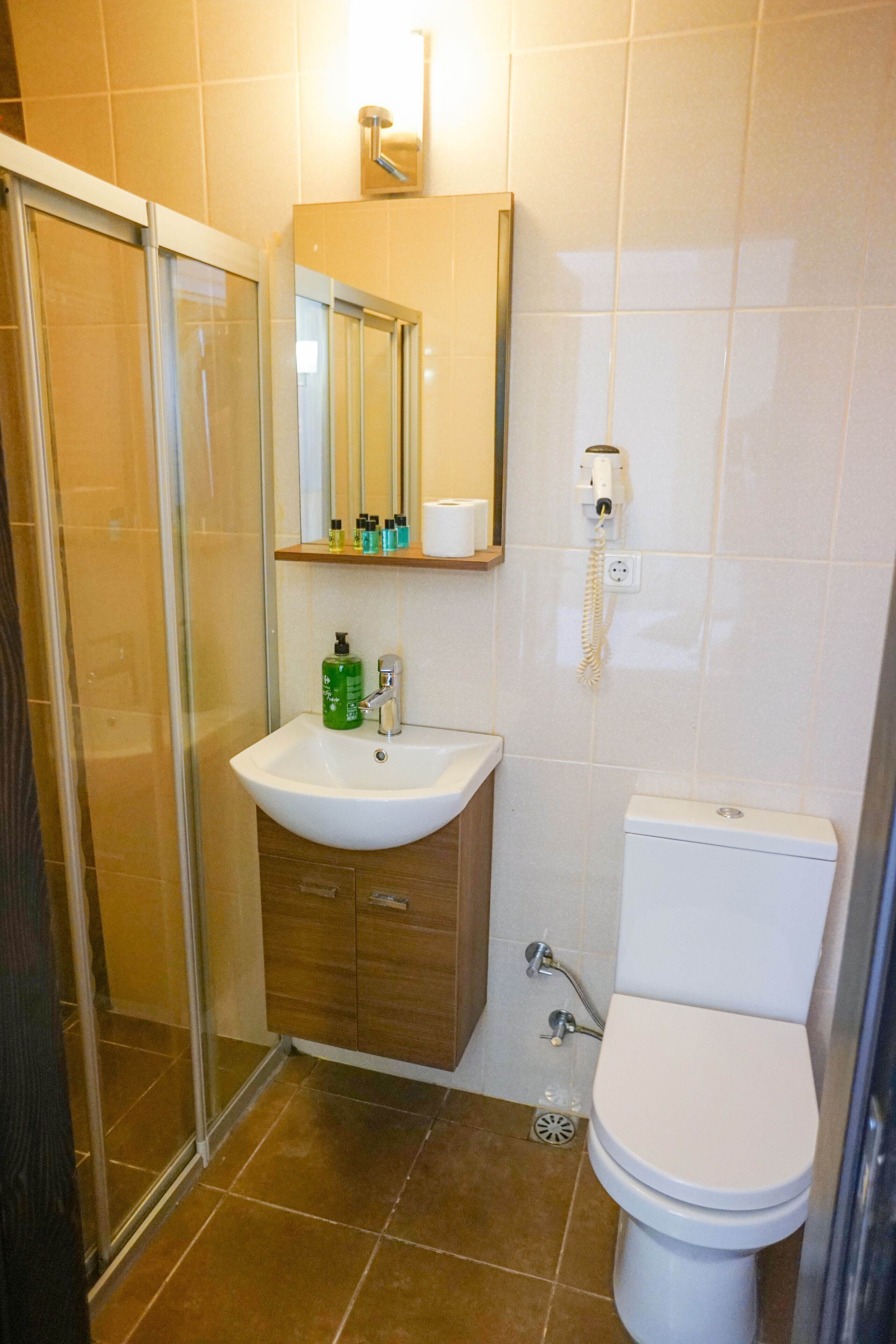 super ekonomik (penceresiz) oda | bathroom | shower, rainfall showerhead, free toiletries, hair dryer