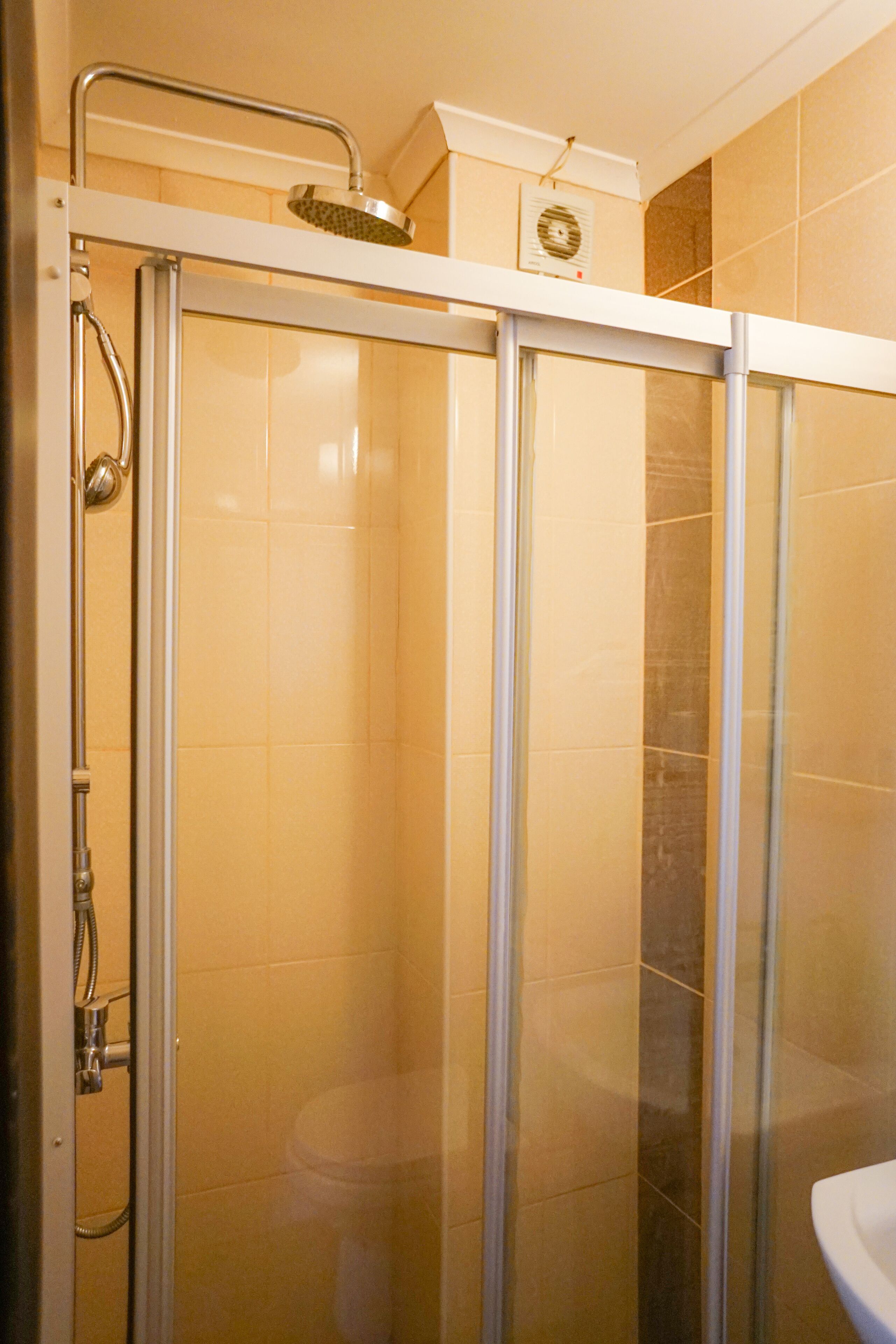 super ekonomik (penceresiz) oda | bathroom | shower, rainfall showerhead, free toiletries, hair dryer