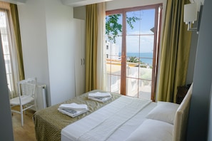 A hotel room with a bed, a chair, a window with a view of the sea, and a balcony. - My Way Cadde Butik Otel (Adalar)