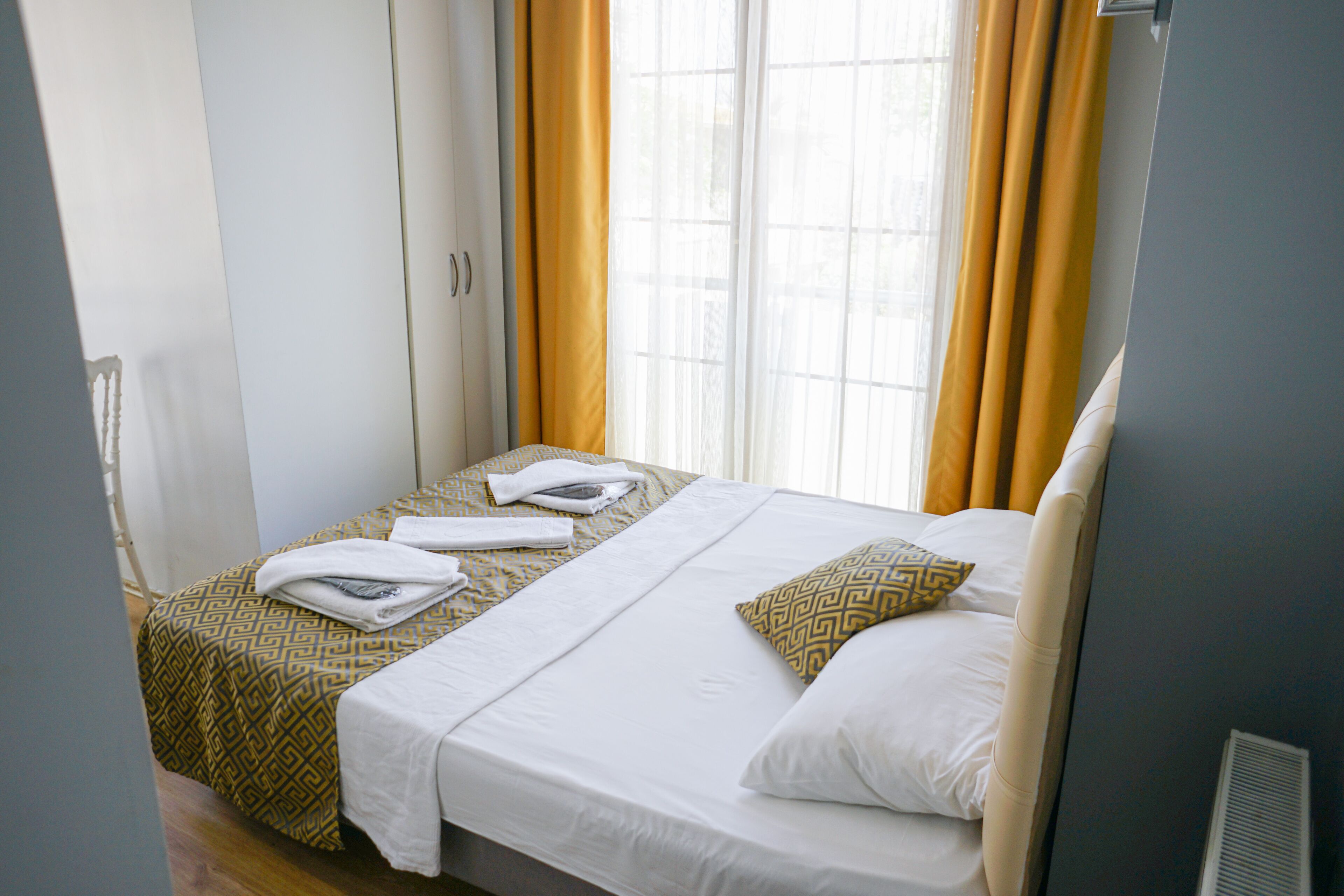 standart meydan manzarali oda | premium bedding, soundproofing, free wifi, bed sheets
