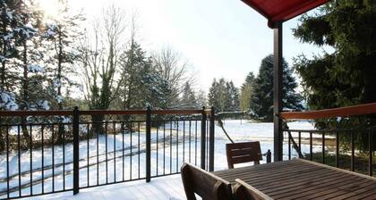 Roulotte spacieuse avec terrasse, jardin et jeux, animaux acceptés