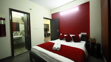 1 bedroom, Egyptian cotton sheets, premium bedding, down comforters