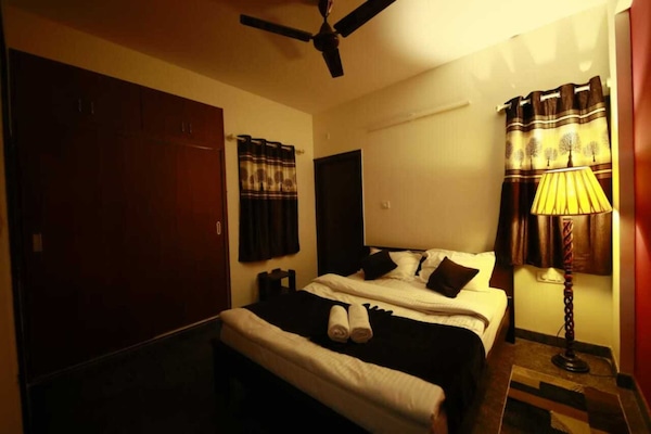 1 bedroom, Egyptian cotton sheets, premium bedding, down comforters