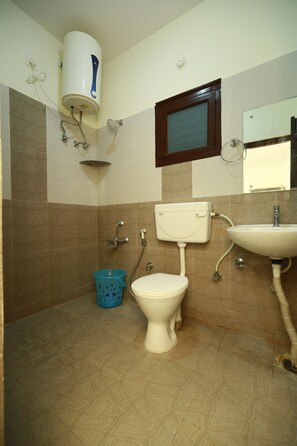 Shower, rainfall showerhead, designer toiletries, hair dryer - Tranquil Orchid Serviced Apartment (Bengaluru)