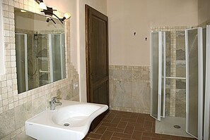 Baignoire, sèche-cheveux, bidet