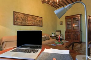 A room with a laptop on a desk, a lamp, a cabinet, and a painting on the wall. - Villa / Independent home in Ponte A Moriano with 6 bedrooms sleeps 14 (Lucca)