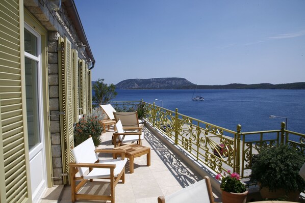 Suite estudio de lujo | Caja de seguridad en la habitación y decoración personalizada