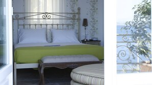 Deluxe Double Room, 1 King Bed | In-room safe, laptop workspace, soundproofing, iron/ironing board - Mourayio bed&breakfast (Ermionida)