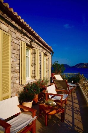Terrace/patio - Mourayio bed&breakfast (Ermionida)