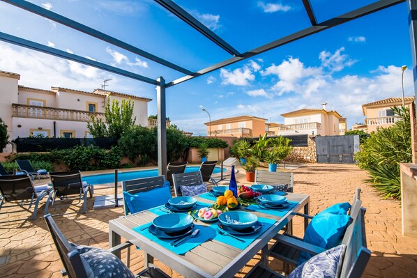 Outdoor dining - House with pool Son Moleto near the beach (Sa Rapita)
