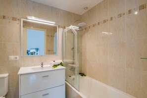 Baignoire, sèche-cheveux, serviettes fournies
