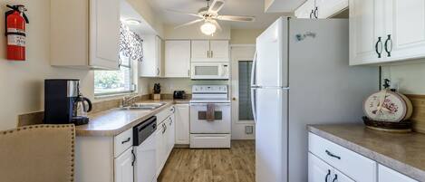 Kylskåp, mikrovågsugn, ugn och spishäll