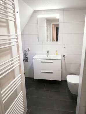 Bruser, hårtørrer, Sæbe, Toiletpapir