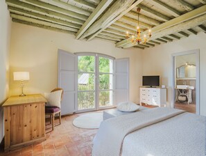 5 bedrooms, iron/ironing board, travel cot, free WiFi