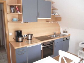 Kühlschrank, Ofen, Geschirrspüler, Wasserkocher mit Kaffee-/Teezubehör