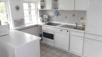 Een koelkast, een magnetron, een oven, een vaatwasser