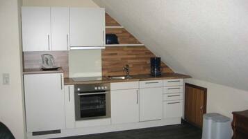 Kühlschrank, Ofen, Geschirrspüler, Wasserkocher mit Kaffee-/Teezubehör