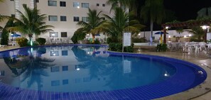 6 outdoor pools