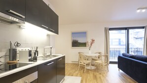 Una cucina moderna con zona pranzo, un divano e un'ampia finestra vista panoramica.