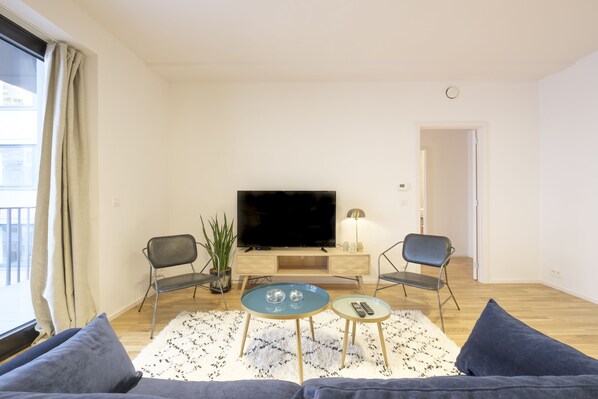 Deluxe Apartment | Living room | 140-cm LED TV with satellite channels, TV - Retro Chic (Brussels)