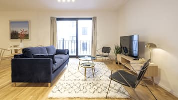 Appartement Deluxe | Salle de séjour | Télévision LED de 140 cm avec chaßnes par satellite, télévision