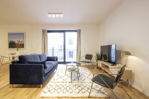 Deluxe Apartment | Living room | 140-cm LED TV with satellite channels, TV - Retro Chic (Brussels)