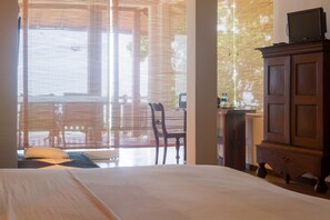 In-room safe, desk, free WiFi, bed sheets - Lucky Tuna (Unawatuna)