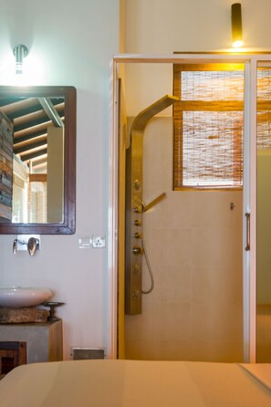 Superior Room, 1 Queen Bed, Ocean View | Bathroom | Shower, towels - Lucky Tuna (Unawatuna)
