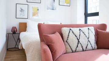 Comfort Studio | Living area | 80-cm flat-screen TV with satellite channels, TV