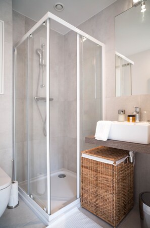 Comfort Studio | Bathroom | Shower, free toiletries, hair dryer, towels - The Five Star (Brussels)