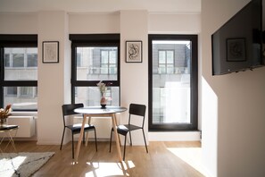 Comfort Studio | Living area | 80-cm flat-screen TV with satellite channels, TV - The Five Star (Brussels)
