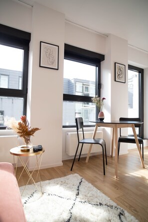 Comfort Studio | Living area | 80-cm flat-screen TV with satellite channels, TV - The Five Star (Brussels)