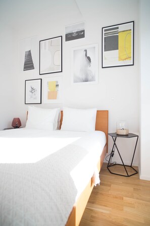 Comfort Studio | Premium bedding, desk, blackout drapes, iron/ironing board - The Five Star (Brussels)