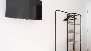 Studio Confort | Coin séjour | Télévision à écran plat de 80 cm avec chaßnes par satellite, télévision