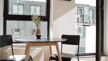 Studio Confort | Coin séjour | Télévision à écran plat de 80 cm avec chaßnes par satellite, télévision