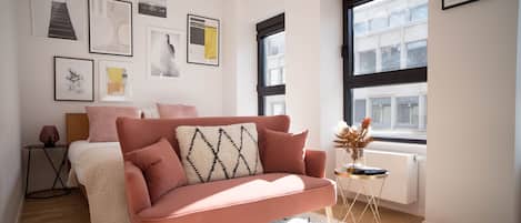 Monolocale comfort | Area soggiorno | TV a schermo piatto 80 cm con canali satellitari, TV