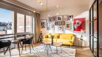 Apartamento luxo | Sala de estar | TV de tela plana 110 cm com canais via satélite, TV