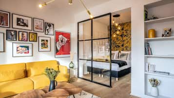 Apartamento luxo | Área de estar | TV de tela plana 110 cm com canais via satélite, TV