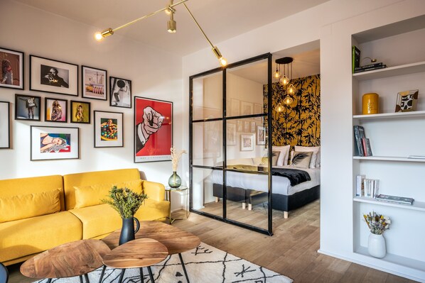 Deluxe-Apartment | Wohnbereich | 110-cm-Flachbildfernseher mit Satellitenempfang, Fernseher