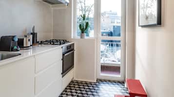 Apartamento luxo | Cozinha privada | Fogão, cooktop, lava-louças, máquina de café expresso