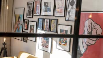 Apartamento luxo | Área de estar | TV de tela plana 110 cm com canais via satélite, TV