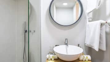 Deluxe Apartment | Bathroom | Shower, free toiletries, hair dryer, towels