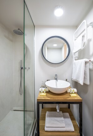 Deluxe Apartment | Bathroom