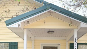 A house with a porch, a door with a glass panel, and a mailbox. - The cottage of lake seminole (Donalsonville)
