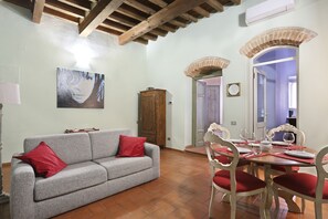 Appartement classique, 1 chambre | Aire de séjour | Téléviseur à écran plat de 40 po avec télévision numérique