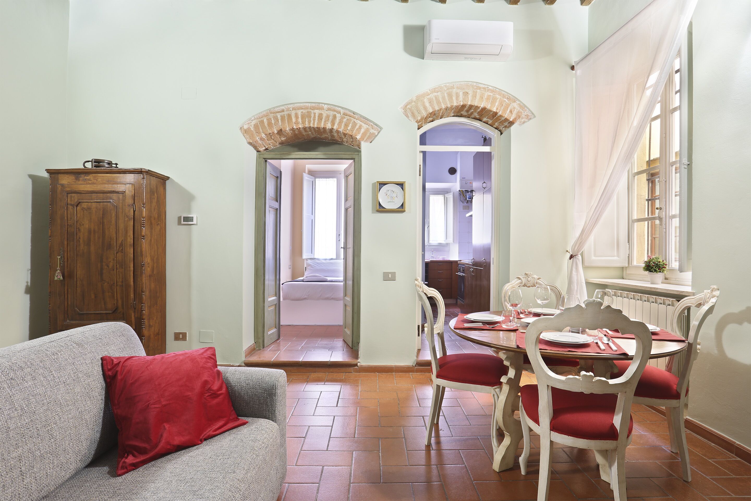 คลาสสิกอพาร์ทเมนท์, 1 ห้องนอน | บริเวณนั่งเล่น | ทีวีจอแบน 40 นิ้ว พร้อมช่องดิจิตอล, สมาร์ททีวี