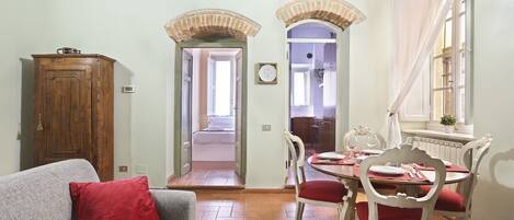 Appartement Classique, 1 chambre | Coin séjour | Télévision à écran plat de 40 pouces avec chaînes numériques