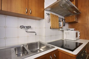 Appartement classique, 1 chambre | Cuisine privée | Réfrigérateur grande capacité avec congélateur, four à micro-ondes